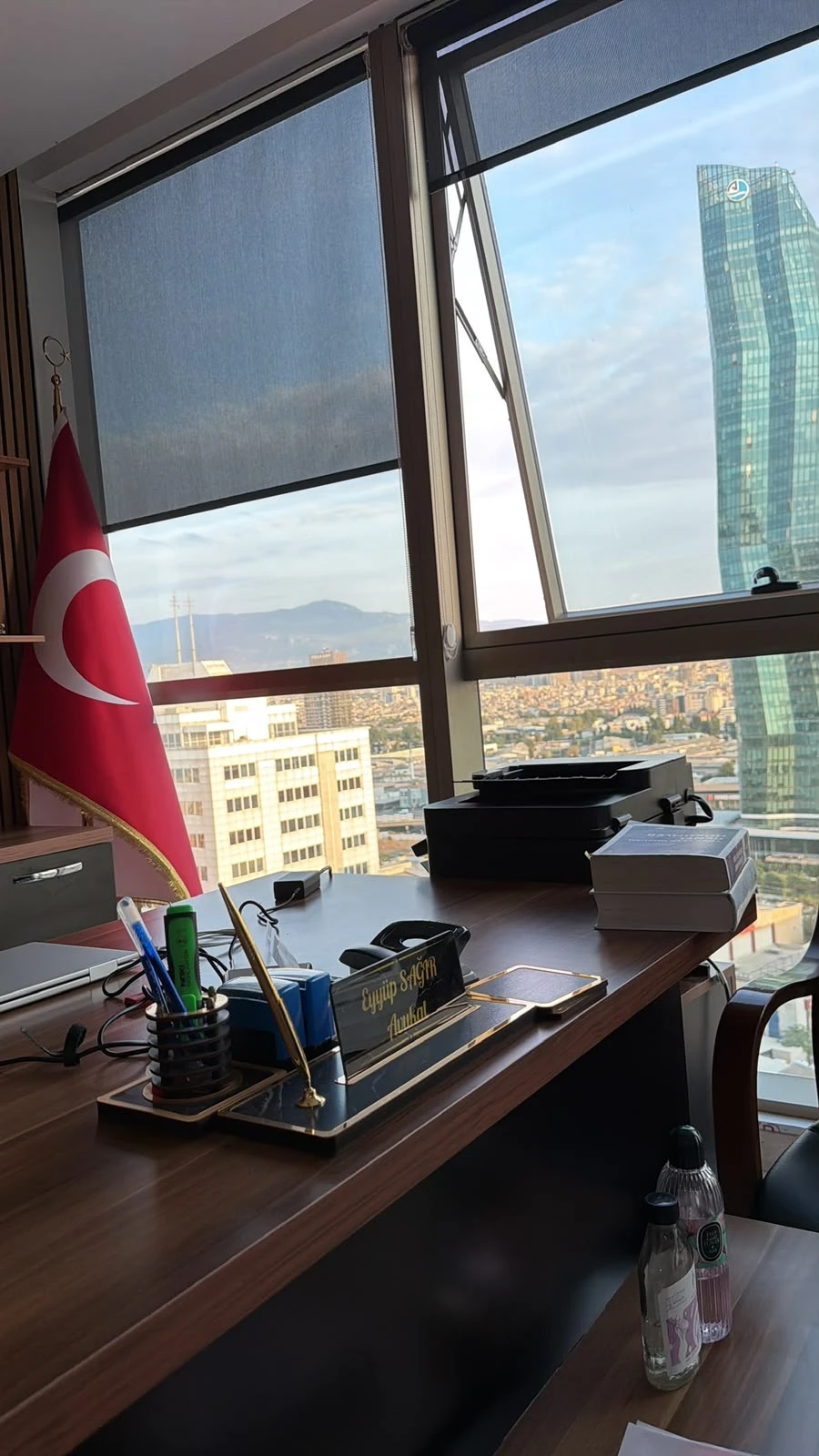 Büronun çalışma masası ve pencere önündeki çalışma alanı
